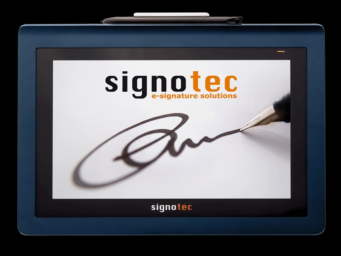 Blaues signotec Delta Signaturpad mit Stift und eingeblendeter Unterschrift